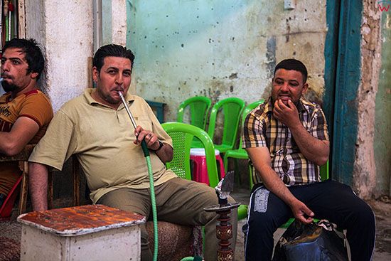 Irak, Al Hilla (Hillah). Targowisko i manufaktura w centrum miasta. Zycie mieszkancow miasta zarejestrowane w trakcie ich codzennych czynnosci, w czasie wolnym mezczyzni pala fajke wodna tzw. szisza.